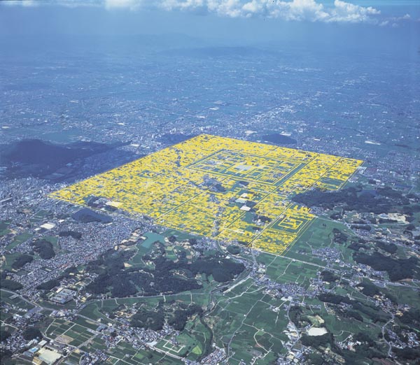 藤原京の様子を黄色の線で描かれた仮想イメージの航空写真