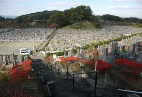 橿原市営香久山墓園を上方向から写した写真