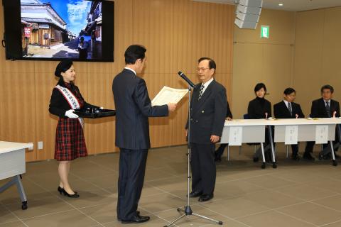 市長が受賞者に表彰状を渡している様子の写真