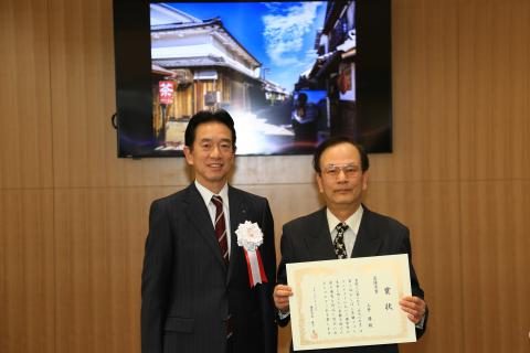 市長と並んで表彰状を持って立つ受賞者の写真