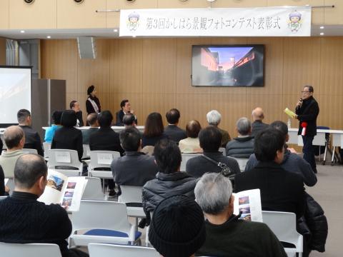 表彰式参加者の前で講評を行う矢野建彦氏の写真