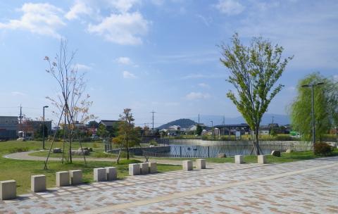 歩道から遠景で撮影した晴れた日の東竹田近隣公園の写真