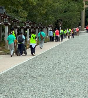 表参道の舗道を歩く