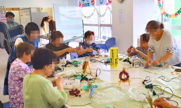 「千日紅リースの壁飾り」の様子