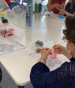 「アクリルたわしを編もう」の様子