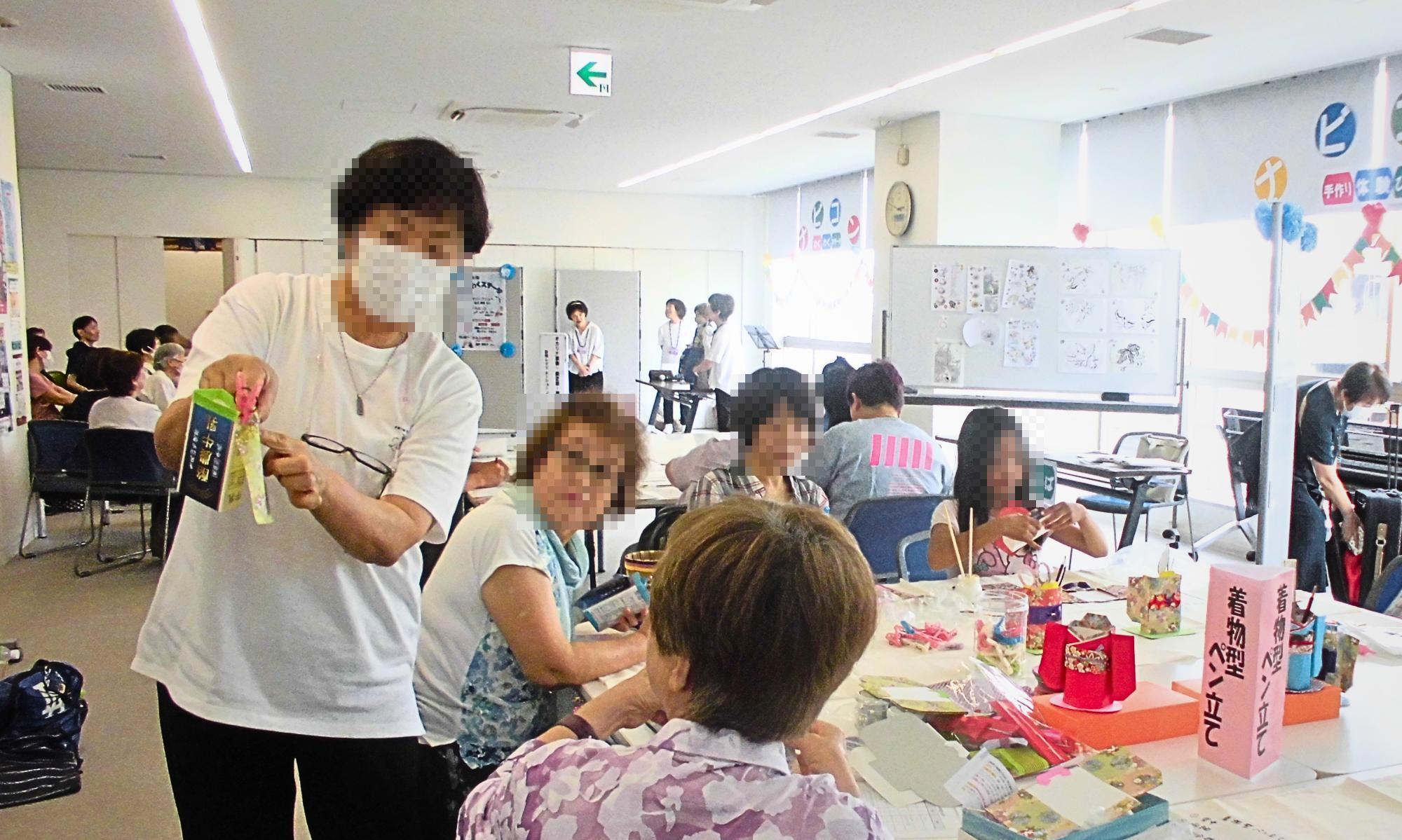 「着物型ペン立て」の様子