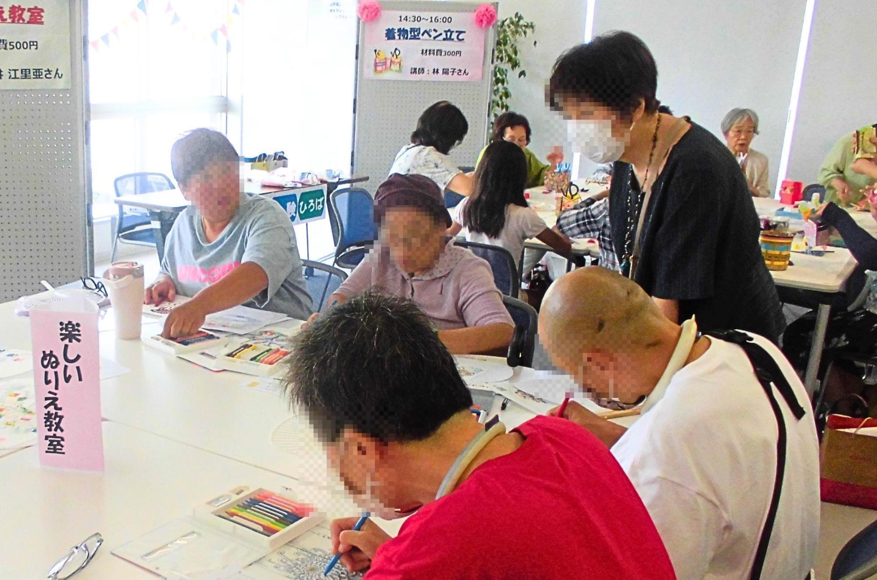 「楽しいぬりえ教室」の様子
