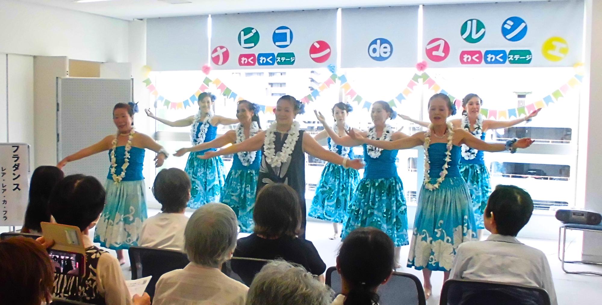 フラダンスを踊る様子
