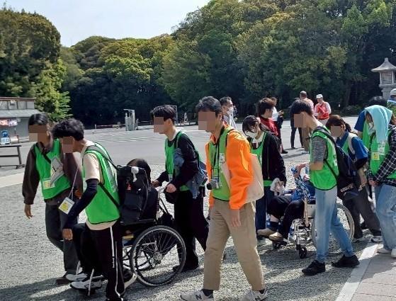 4人一組で車いすを押します