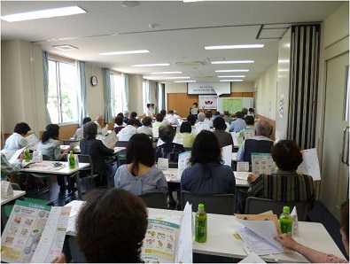 クイズに挑戦している講座を受けている人たちの写真