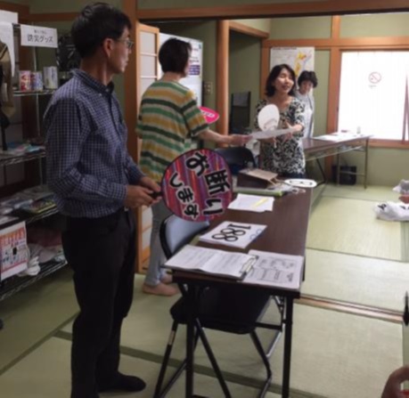 「お断りします」と書かれたうちわを持った男性や女性の講師4名の写真