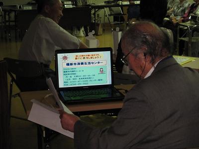 パソコンの前に座る裏方担当の方の写真