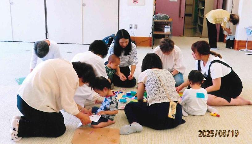 ちぎり絵遊びでアジサイの花を咲かせる