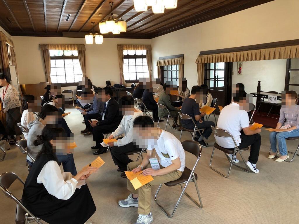 お見合い回転寿司の様子