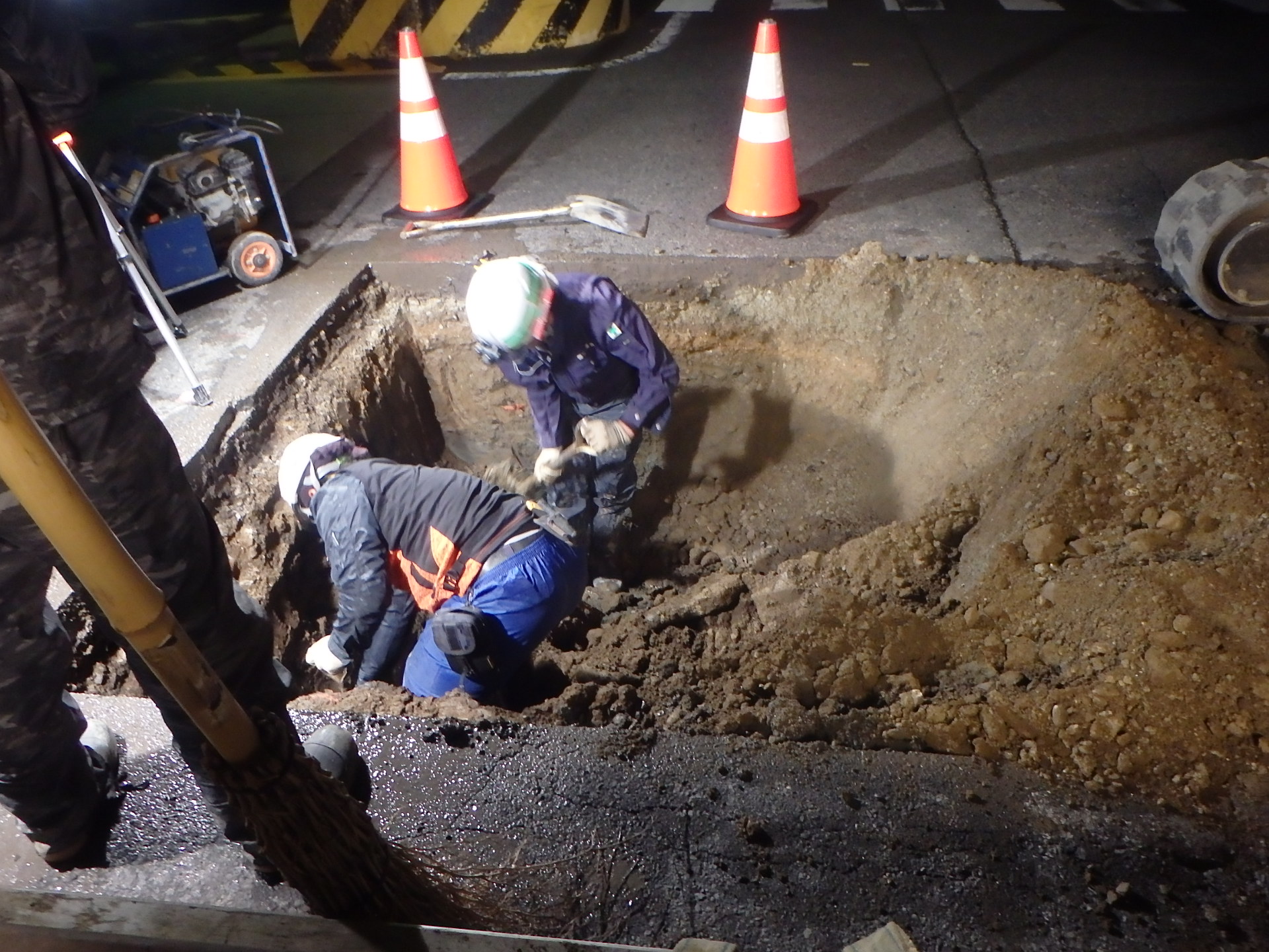 水道工事（夜間工事）写真