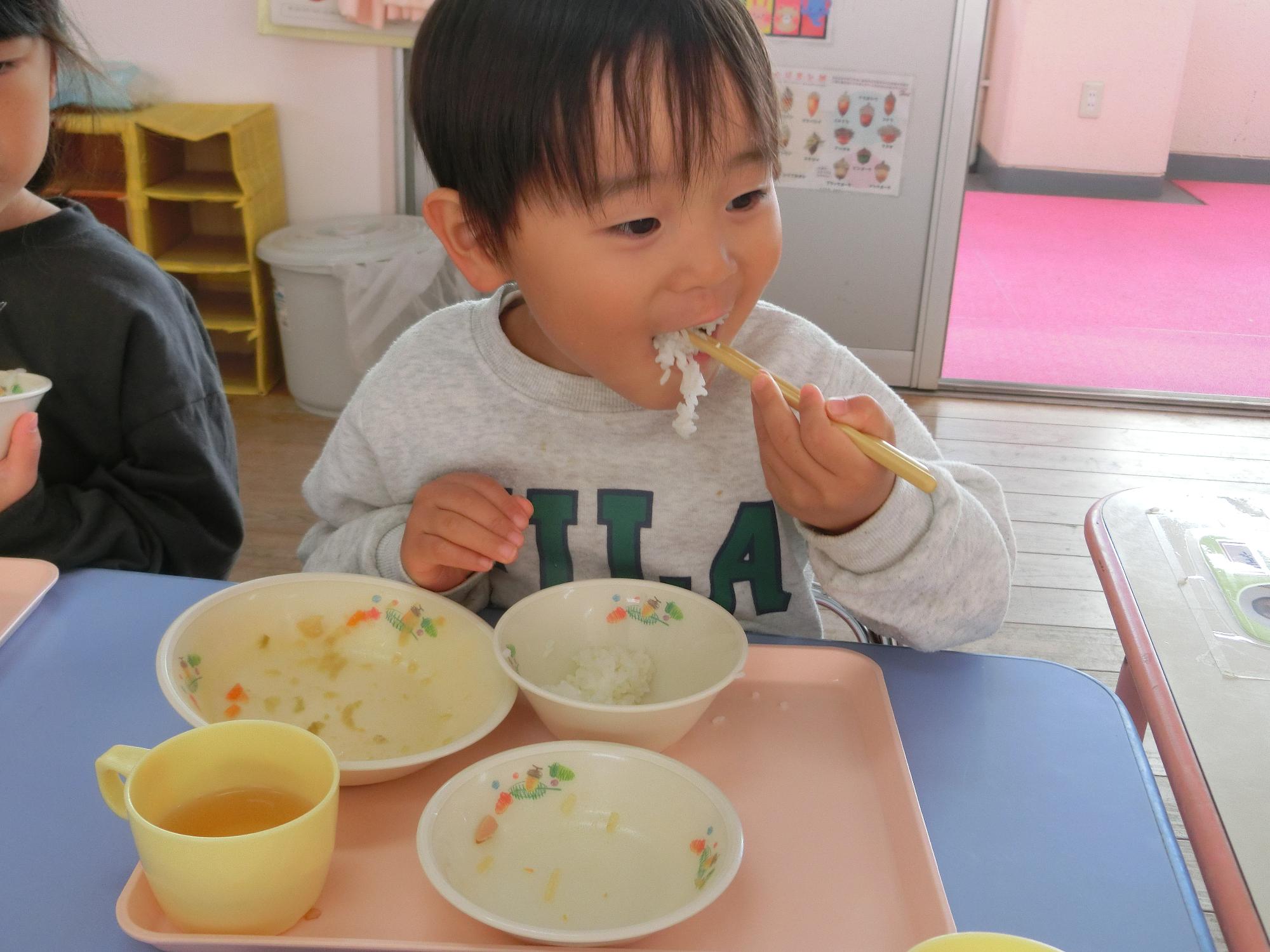 食べている様子
