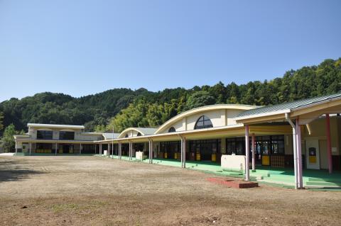 白橿児童センターの写真。丸い屋根でL型の建物。