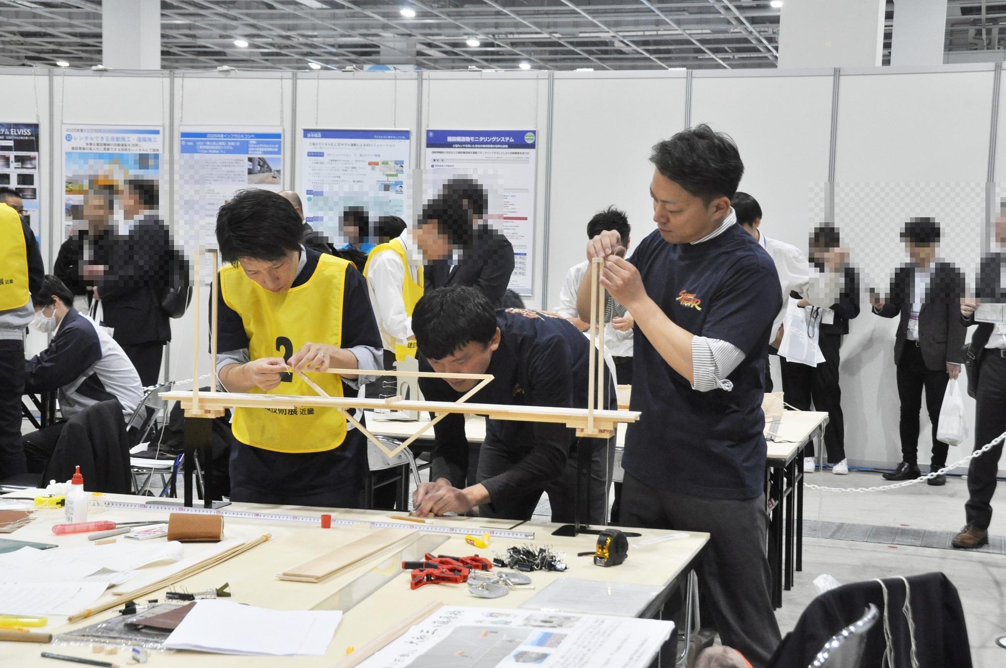 橋梁模型を作成する職員の様子