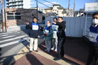 防災訓練の様子（職員と道路を確認する市長の写真）