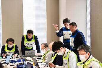 防災訓練の様子（災害対策本部内）