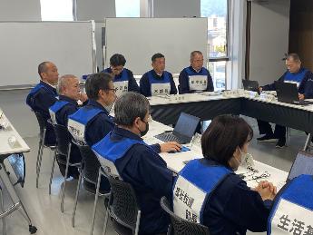 防災訓練の様子（災害対策本部内）