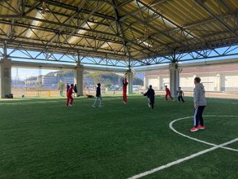 ドッチビーを使ってウォーミングアップする橿原市代表選手の写真