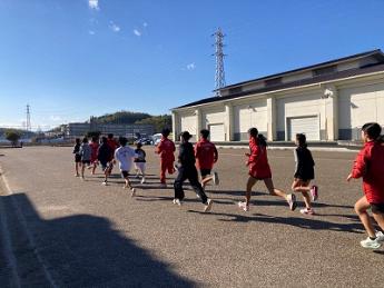 市町村対抗子ども駅伝大会に向けて練習する橿原市代表選手の写真（後ろ姿）