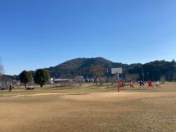 市町村対抗子ども駅伝大会に向けて練習する橿原市代表選手の写真（畝傍山背景）