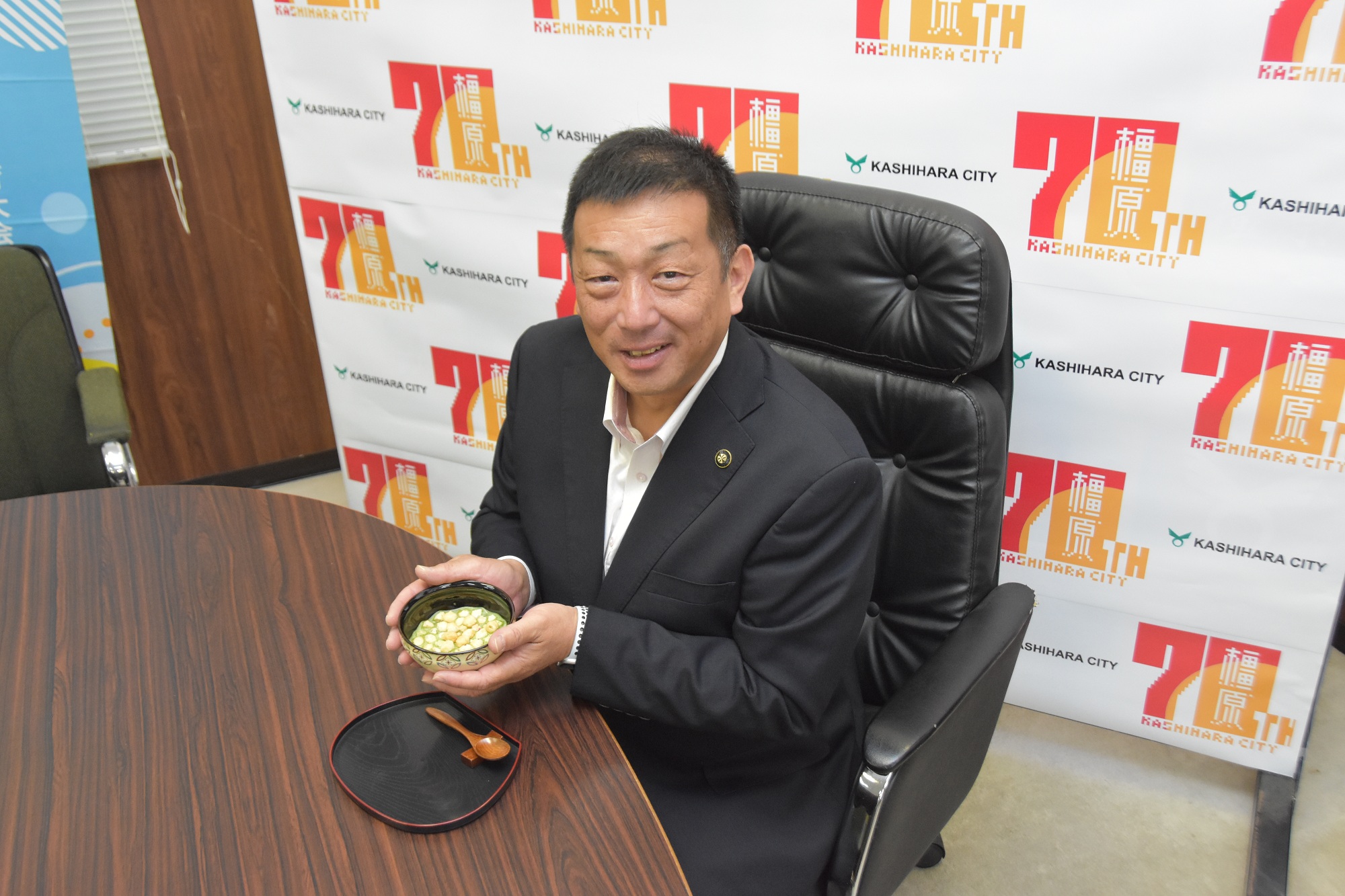 挽き茶を持つ市長の写真