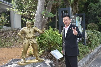 ケンの銅像と亀田市長の写真