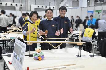 完成した橋梁模型と職員の写真