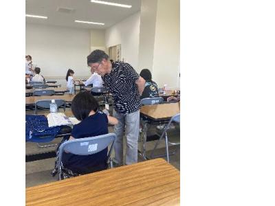 かしはら校外塾の写真（児童の勉強の様子を見守る先生）