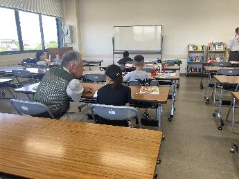 かしはら校外塾の写真（児童に勉強を教える先生）