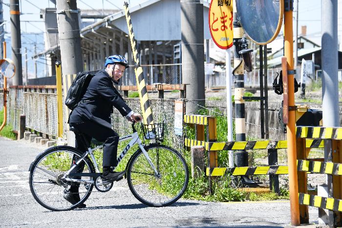 踏切で一旦停止をする亀田市長