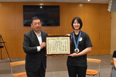 新添選手と市長が賞状を持っている写真