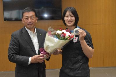 新添選手と市長が花束を持っている写真