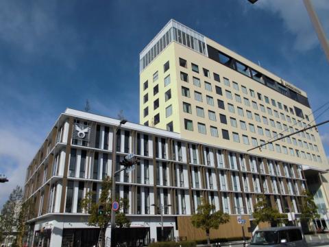 平成30年1月15日の橿原市役所分庁舎とカンデオホテルズ奈良橿原の外観の写真