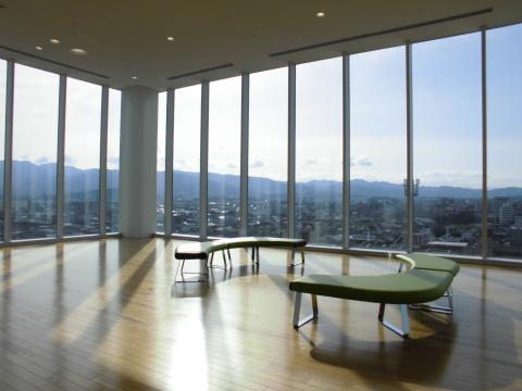カンデオホテルズ奈良橿原の10階展望施設の室内から見える青空と街並みの写真