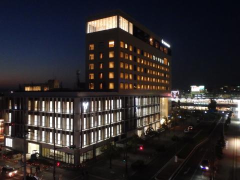 平成29年11月10日の夜間に行った橿原市役所分庁舎とカンデオホテルズ奈良橿原の試験点灯の際の外観の写真