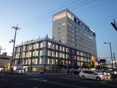 平成29年11月10日の夕方に行った橿原市役所分庁舎とカンデオホテルズ奈良橿原の試験点灯の際の外観の写真