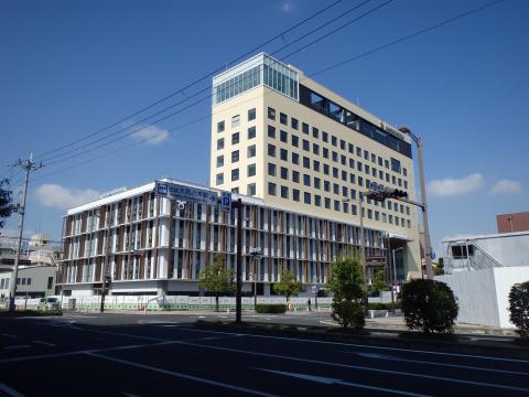 平成29年10月10日の橿原市役所分庁舎とカンデオホテルズ奈良橿原の外観を路面から撮影した写真