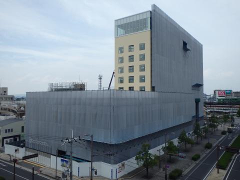 平成29年7月10日の橿原市役所分庁舎とカンデオホテルズ奈良橿原建設中の外観の写真