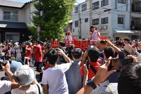 参道でのタカマツペア凱旋バレードと観衆の写真