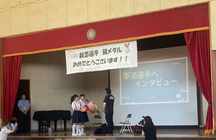 児童から新添選手に花束贈呈