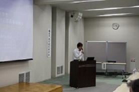 講演台で講義を行う池澤龍三氏の写真