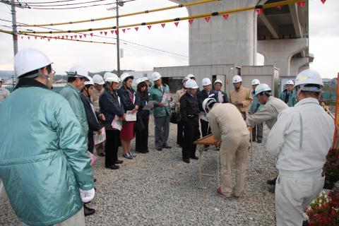 京奈和自動車道建設現場でヘルメットをかぶって研修を受ける議員達の写真