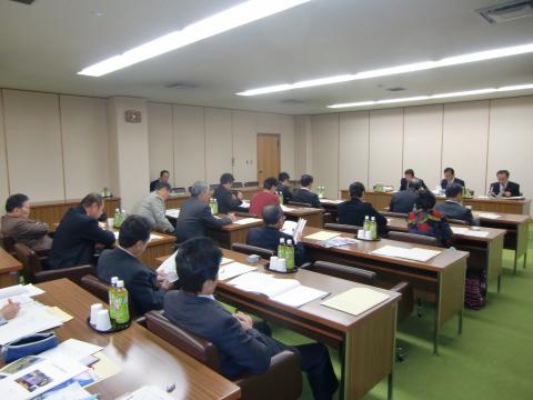 奈良市役所内で研修を受ける議員達の写真
