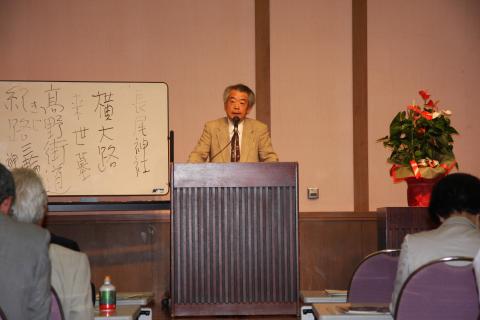 講演台を前にして講義を行う和田萃氏の写真