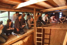 植山古墳を視察する議員達の写真
