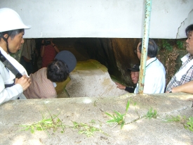 菖蒲池古墳を視察する議員達の写真